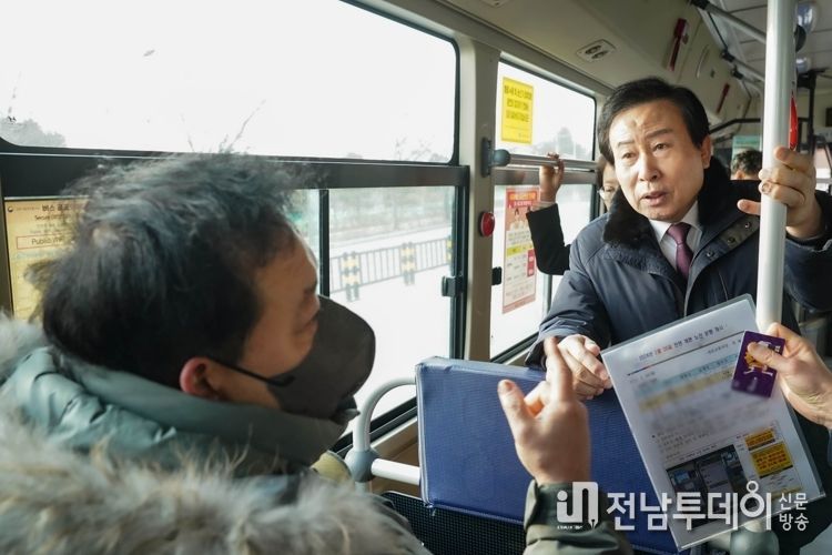 개편된 시내버스를 탑승해 시민 의견을 청취하는 박홍률 목포시장