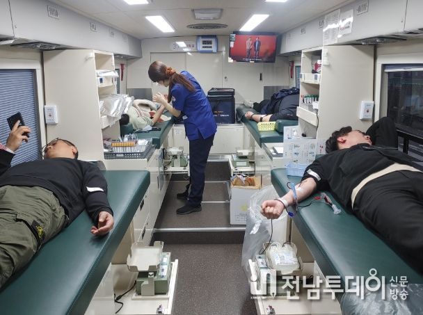 지난 2월 23일 금요일 군청 앞 헌혈 차량에서 진행된 사랑의 헌혈 행사 모습