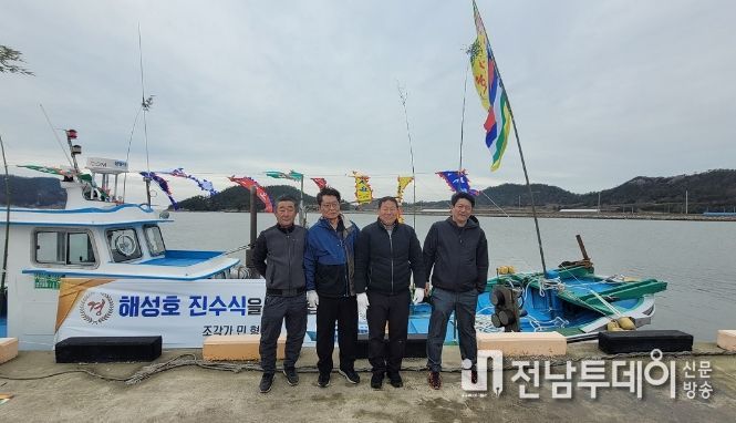 지난 24일 해성호 진수식 기념 촬영을 하고 있다. (왼쪽부터) 김남진, 하동연 선생님, 김광권, 이도성(축하객)