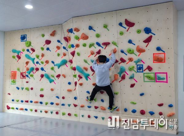 어린이 수강생의 클라이밍 모습
