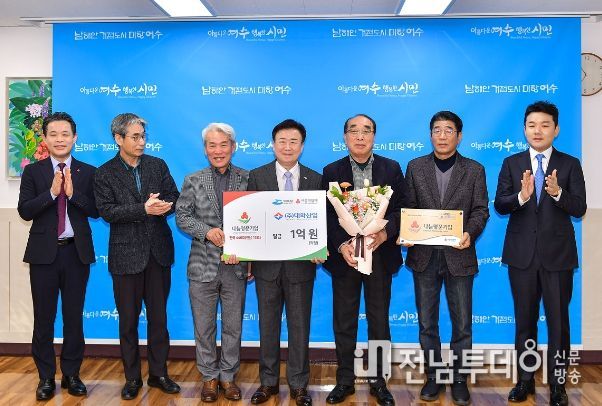 사진 왼쪽에서 네 번째 정기명 시장, 다섯 번째 ㈜태화산업 차준호 대표이사