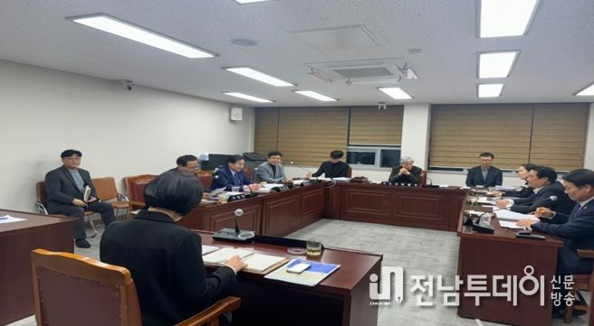 목포시의회 도시건설위원회, 시내버스와 나전칠기 등 시정 최대 현안을 두고 업무보고 받아