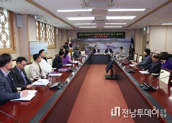 28일 신안군과 한국수목원정원관리원이 정원 문화 활성화 및 공동 발전을 위한 업무 협약을 체결하고 있다.