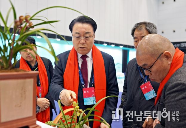 구복규 화순군수가「2024 제3회 중국춘란축제」에 참관하여 중국 춘란에 대해서 설명을 듣고 있다.