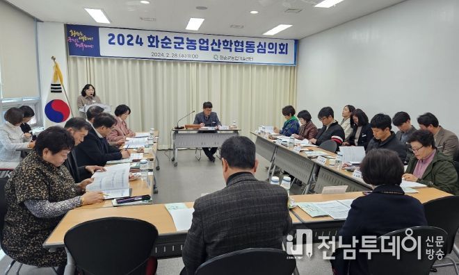 1. 산학협동심의회 개최 사진 : 심의위원들에게 농촌진흥사업 추진 경과보고 모습