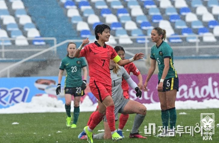 전유경이 호주와의 AFC U-20 여자 아시안컵 경기에서 선제골을 넣은 뒤 환호하고 있다.