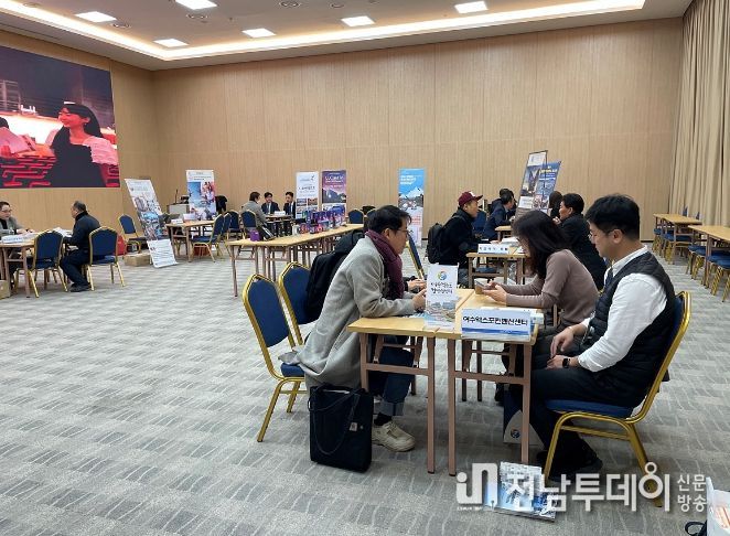 여수시가 지난달 29일 ‘민·관 합동 마이스 유치 상담교류회’를 열고 기관별 B2B 밀착 상담을 진행하고 있다.
