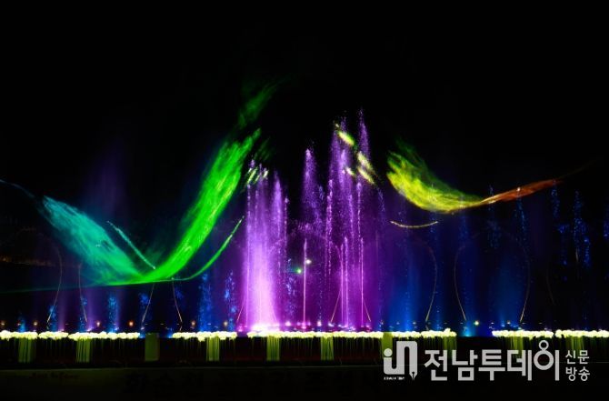 화순천 꽃강길 음악분수의 화려한 조명과 분수쇼 모습.