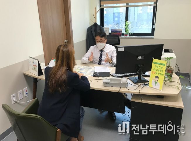 내담자와 마음건강주치의 상담 모습
