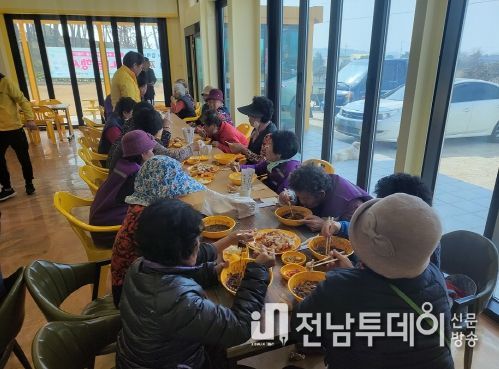 지난 4일 지도읍 선도에서 펼쳐진 사랑의 짜장면 나눔 행사