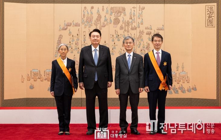 퇴임 대법관(안철상, 민유숙) 훈장 수여식