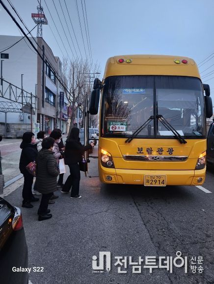 오천일반산업단지 근로자가 무료통근버스에 승차하고 있다.