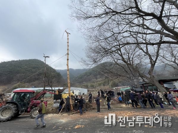 지난 2023년 짐대를 세우는 주민들