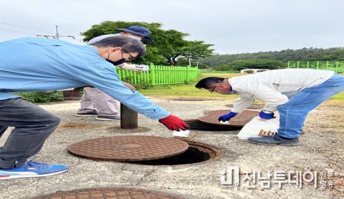 진도군보건소, 해빙기 유충구제와 방역소독으로 감염병 예방 총력