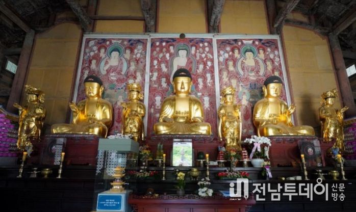 유형문화재 지정예고- 구례각황전 삼세불도