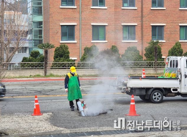 목포시가 감염병 사전 예방을 위해 해빙기 방역을 진행하고 있다
