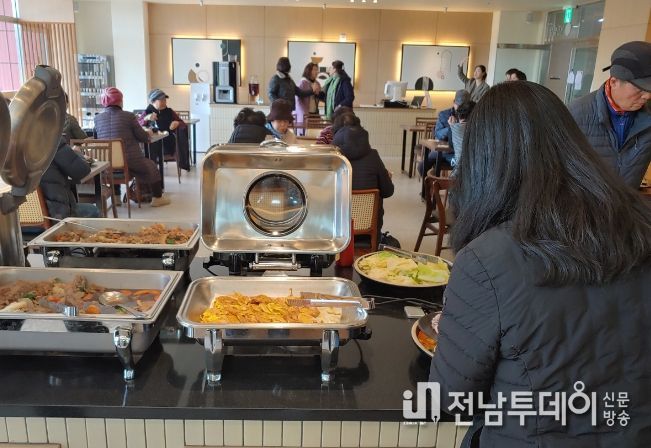 도심 유명 뷔페를 연상케 하는 모던한 기찬밥상 분위기
