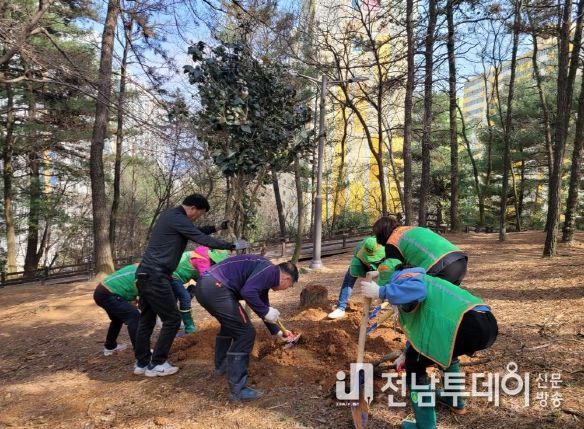 월곡2동 산정공원 꽃길 조성 사진