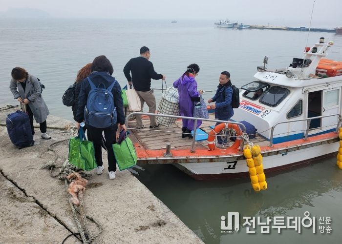 2023년 3월 낙도 이·미용 서비스 지원을 위해 고이도로 들어가고 있다.