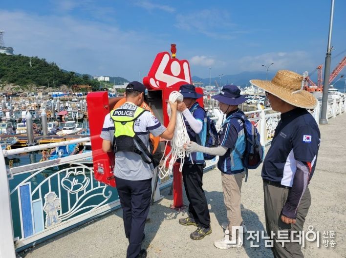 연안안전지킴이 인명구조함 점검 중인 모습