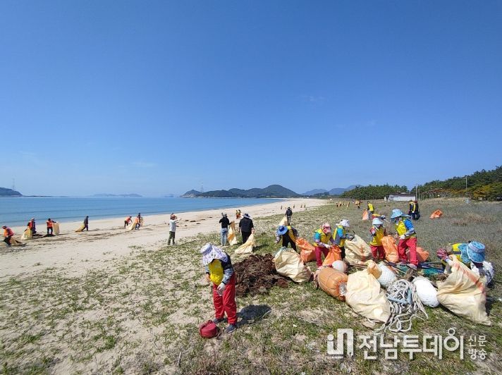 완도군, 道 읍면동 현장 행정 평가 5년 연속 수상(사진은 금일읍의 환경 정화 활동)