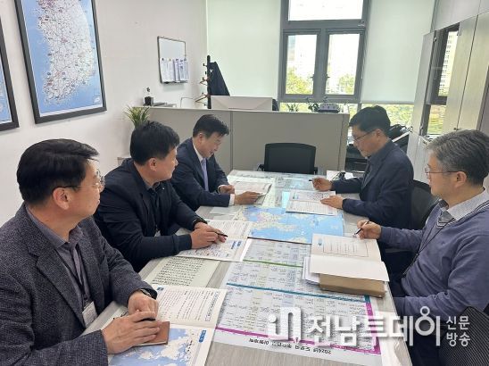지난 7일 정기명 시장이 국토교통부를 방문, 시 도로 현안 사업이 국가 계획에 반영될 수 있도록 건의하고 있다.