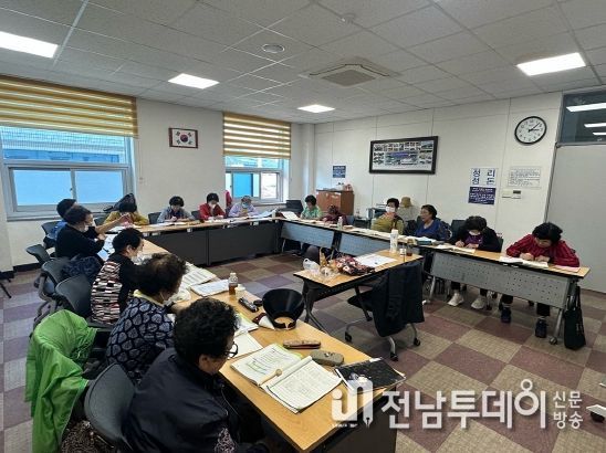 지역 어르신들이 ‘찾아가는 성인문해교실’에서 한글을 배우고 있다.