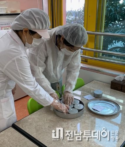목포시가 개학철 식중독 예방을 위해 집단급식소를 점검했다. / 목포시 제공