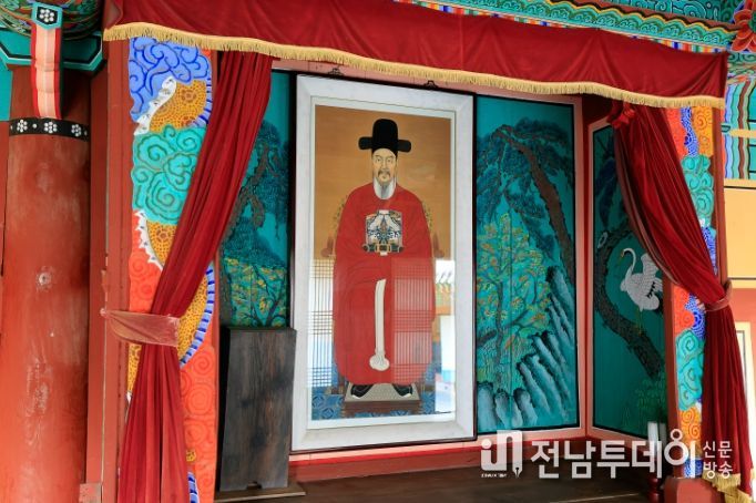 사진은 묘당도 충무공 유적 충무사에 있는 이순신 장군 영정
