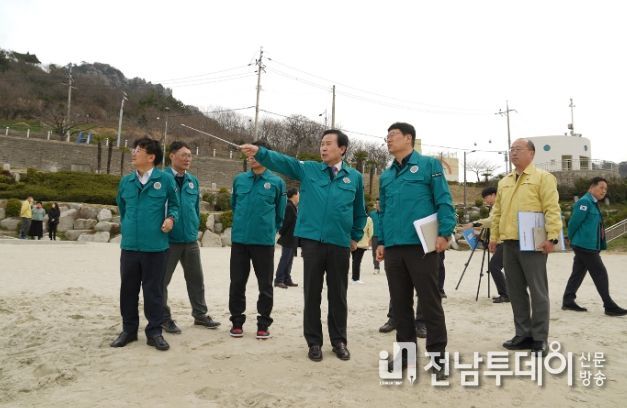 박홍률 목포시장이 새롭게 단장된 유달유원지의 관련시설을 둘러보고 있다