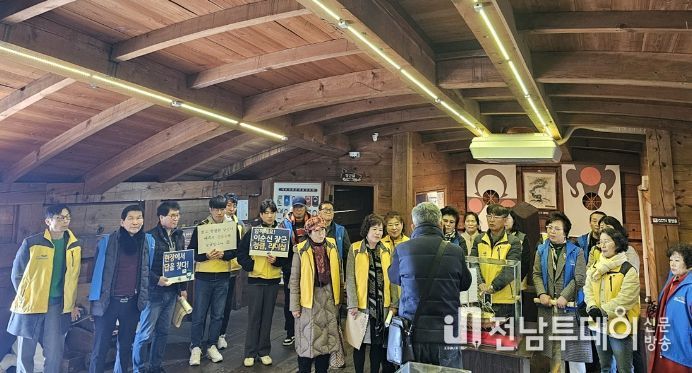 여수시 중앙동이 이순신광장 거북선 모형관에서 통장협의회, 직원을 대상으로 ‘이순신장군 청렴 리더십의 날’을 진행하고 있다.