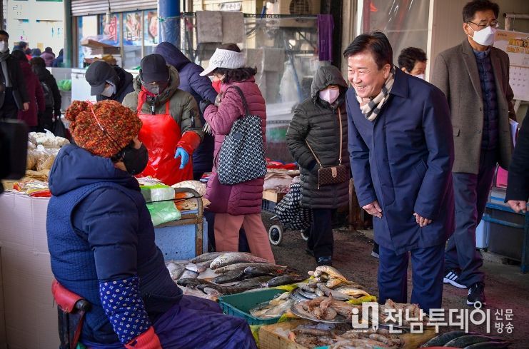 정기명 시장이 전통시장을 찾아 상인들을 격려하고 있다.