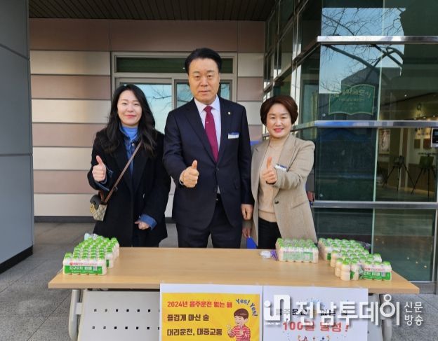 구복규 화순군수가 캠페인에 앞서 결의를 다지는 모습