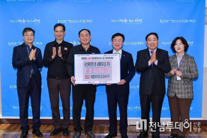 사진 왼쪽에서 세 번째 이태정 공장장, 네 번째 정기명 시장