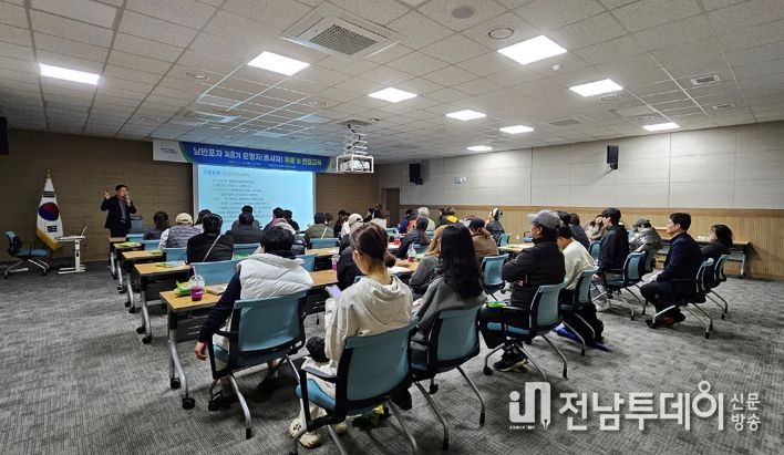 여수시가 지난 12일 이순신도서관 다목적강당에서 제8기 여수밤바다 낭만포차 운영자 및 종사자 대상 위생교육을 실시했다.