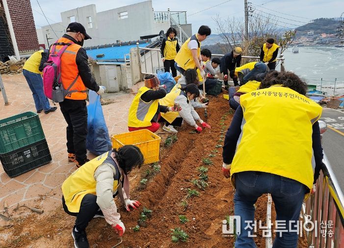 여수시 중앙동 직원, 자생단체, 주민들이 자투리땅에 봄꽃을 식재하고 있다.