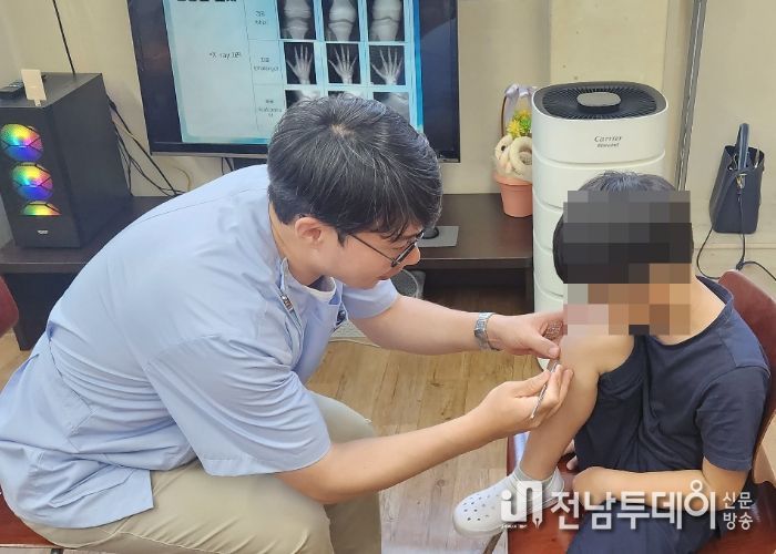 광산구 유쾌한 한방교실 운영 사진(성장 이침 놓는 장면)