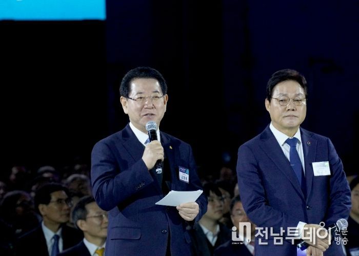 13일 경남 사천 한국항공우주산업(KAI)에서 열린 ‘대한민국 우주산업 클러스터 출범식’에서 김영록 전남도지사(왼쪽)가 우주산업 클러스터 삼각 체제에 대한 지방자치단체별 지원 방향을 발표하고 있다.