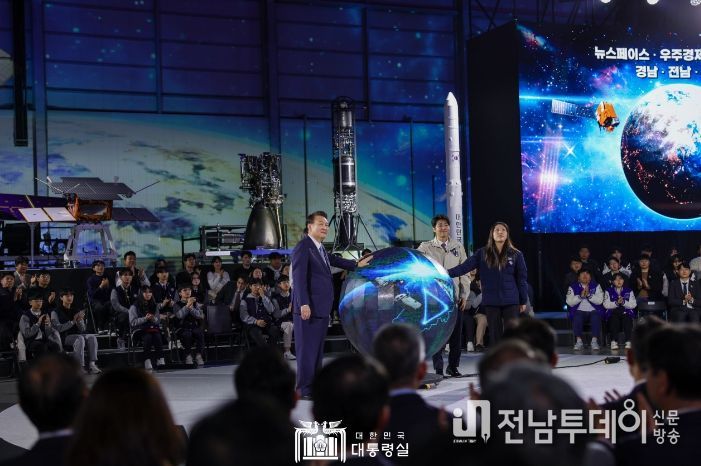 3월 13일 윤석열 대통령은 경남 사천 한국항공우주산업(KAI)에서 개최된 대한민국 우주산업 클러스터 출범행사에 참석했다.