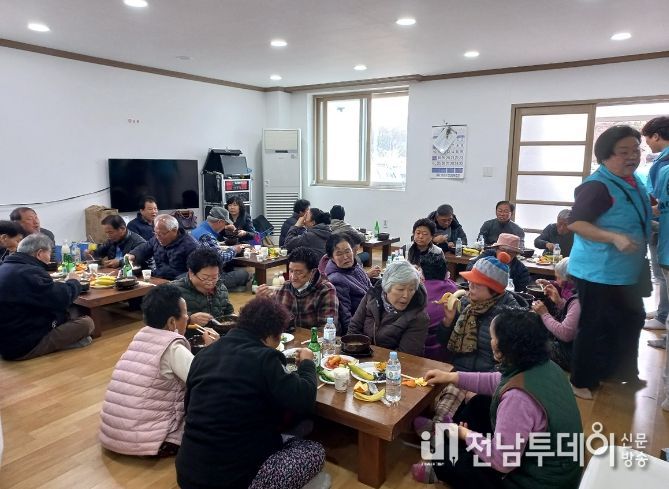 여수 우산클럽, 여자도 어르신 위한 사랑의 봉사활동