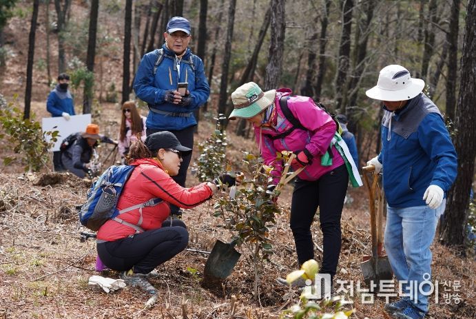 해남군“올 봄에는 반려나무 한그루 심어 보실래요”