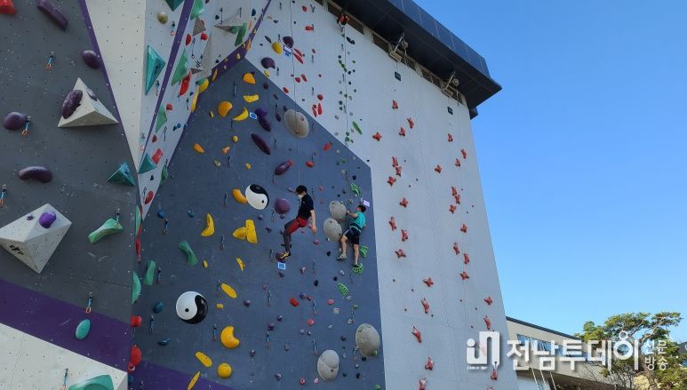 등산학교 실외 인공암벽장(속초등산학교).