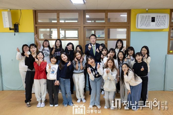 3월 14일 윤석열 대통령은 전남 무안군 오룡초등학교를 방문해 늘봄학교 프로그램을 참관하고 관계자들과 간담회를 했다.