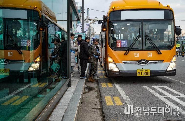 개편된 버스를 탑승 중인 시민들 모습