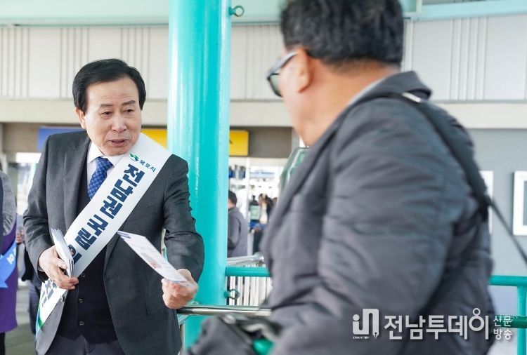 박홍률 목포시장이 설명절 귀성객을 대상으로 국립의과대학유치 홍보에 나선 모습