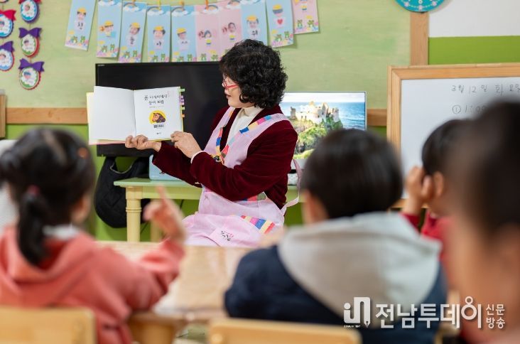 김미연 영암 이야기 할머니가 그림책<곰 아저씨에게 물어보렴>을 읽어주고 있다