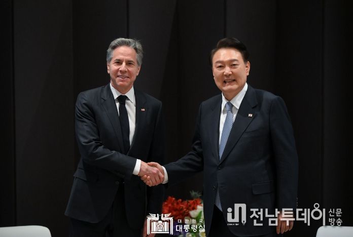 3월 18일 윤석열 대통령은 제3차 민주주의 정상회의 장관급 회의 참석차 방한 중인 「안토니 블링컨(Antony J. Blinken)」 미국 국무장관을 접견했다.