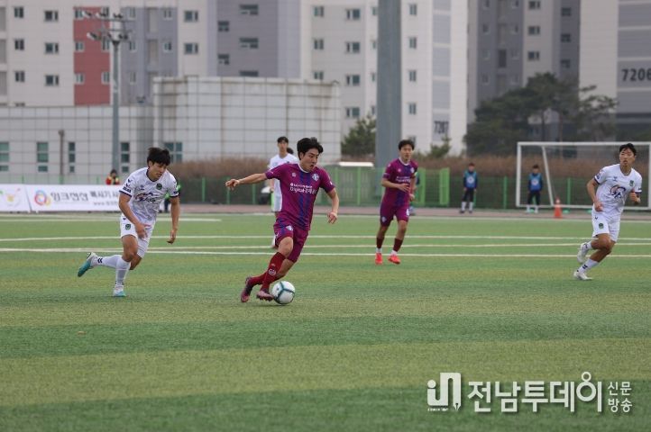 남양주시민축구단(보라색)과 진주시민축구단 간 경기 장면.
