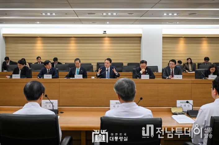 3월 18일 윤석열 대통령은 서울아산병원 어린이병원을 방문해 중증 어린이 환자의 진료 현장을 살펴보고 환자와 보호자 및 의료진을 격려했다.