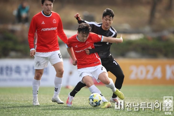 효창FC(검은색)와 포워드FC의 개막전 경기 장면.